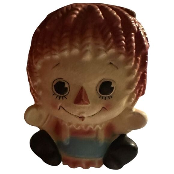 Vintage Raggedy Ann ceramic doll planter. Japan. 5 1/2 wide & 4 1/2 wide. Rare - Picture 2 of 6